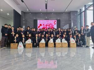 鮮花贈(zèng)芳華，好禮敬巾幗